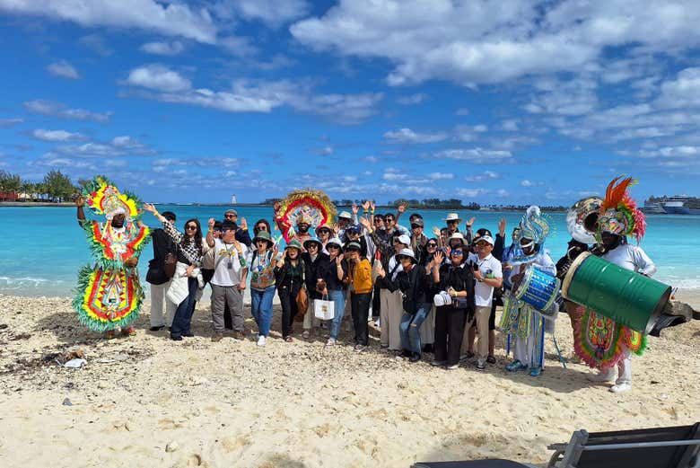 Disfrutando de una de las playas de Nasáu