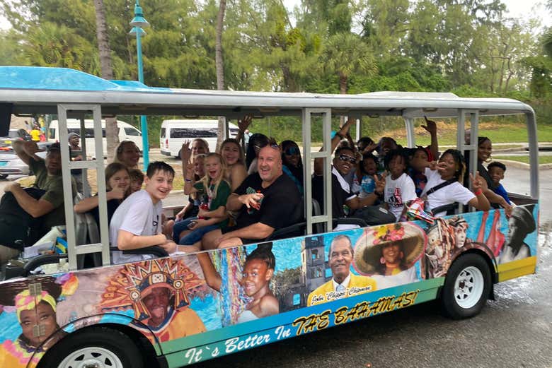 Disfrutando del tour en trolebús por Nasáu