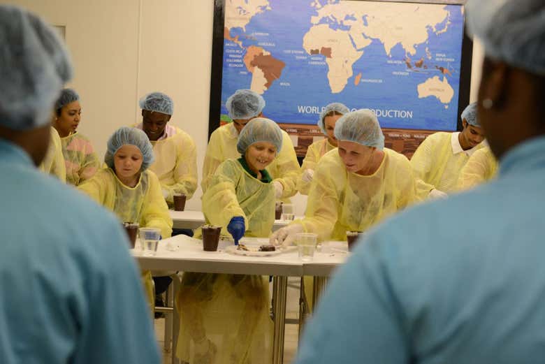 Atendiendo a las instrucciones en el taller