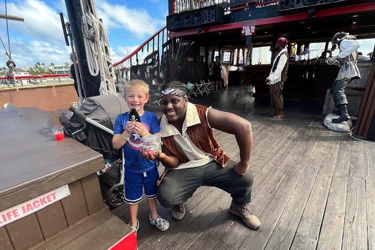Un enfant souriant à côté d'un pirate