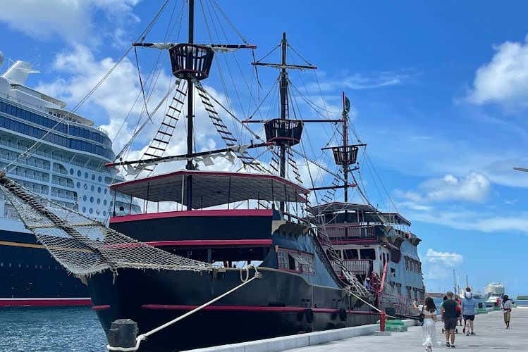 Le bateau pirate dans le port