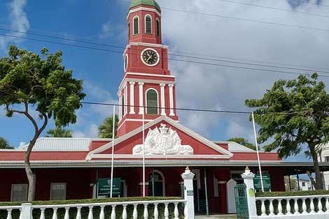 A famosa torre do relógio vermelha em Garrison Savannah