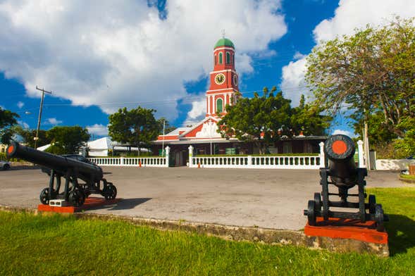 Visita guiada por la Guarnición Militar