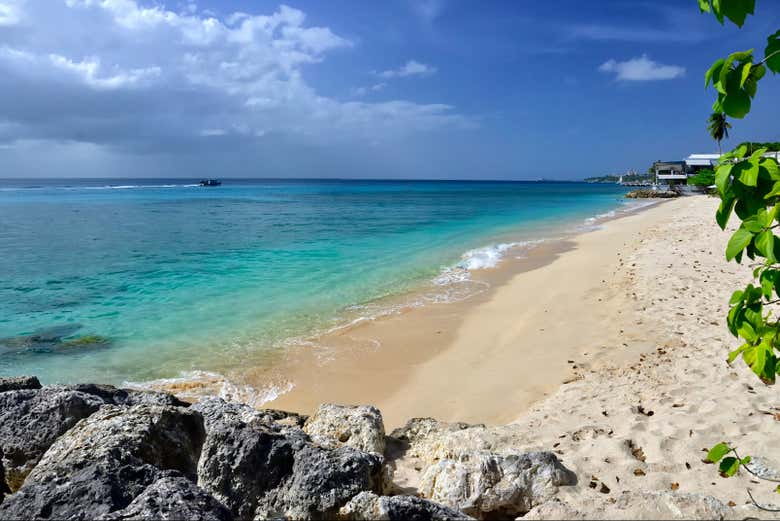 Una de las muchas playas de arena blanca
