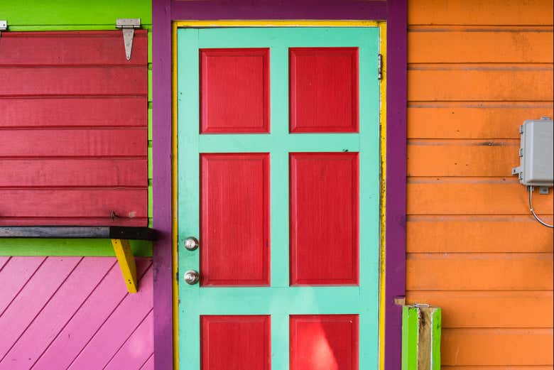 Puerta colorida del centro de Speightstown