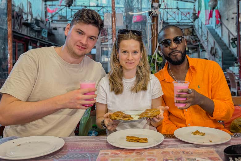 Trois amis dégustant un plat typique du Bahreïn