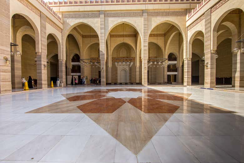 Interior de la Gran Mezquita Al-Fateh
