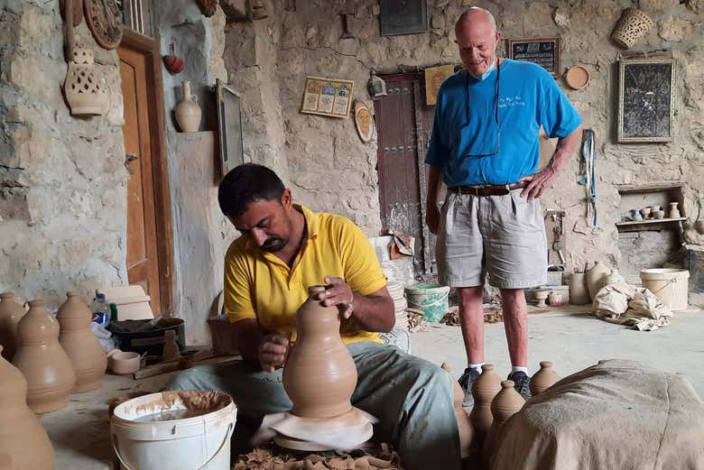Observez la création de pots en argile