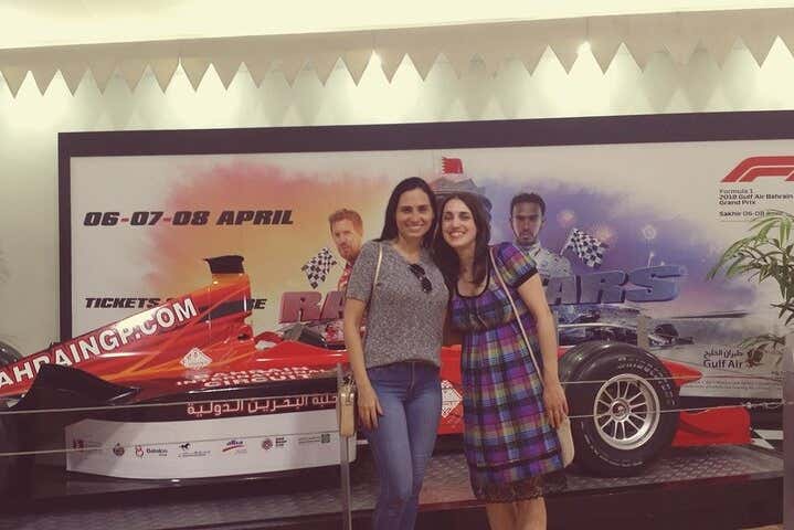 Posez avec une voiture de Formule 1