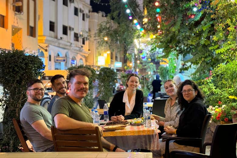 Amis assis sur une terrasse pendant la visite