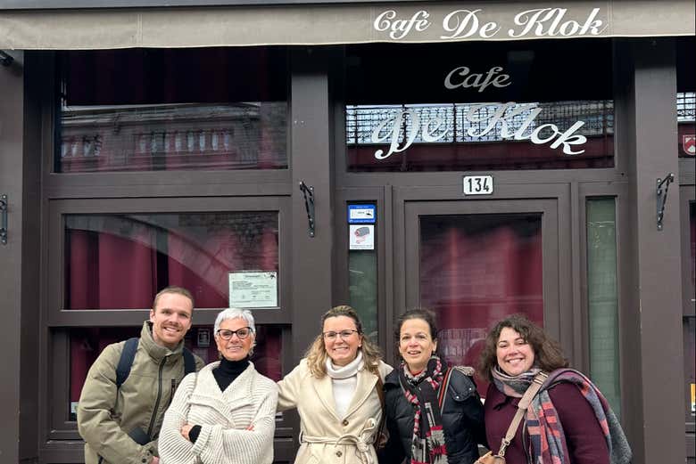 Frente a una cafetería del barrio judío de Amberes