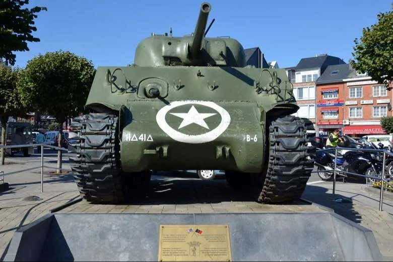 Tanque Sherman M3 en la Place McAuliffe de Bastoña