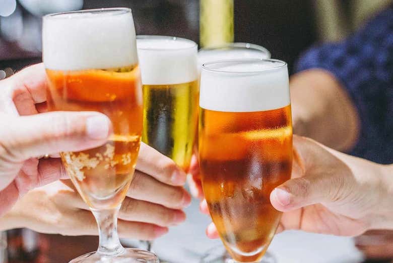 Trinquez avec de la bière belge