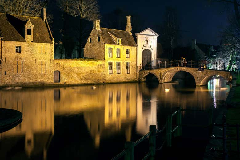 Les canaux de Bruges à la tombée de la nuit