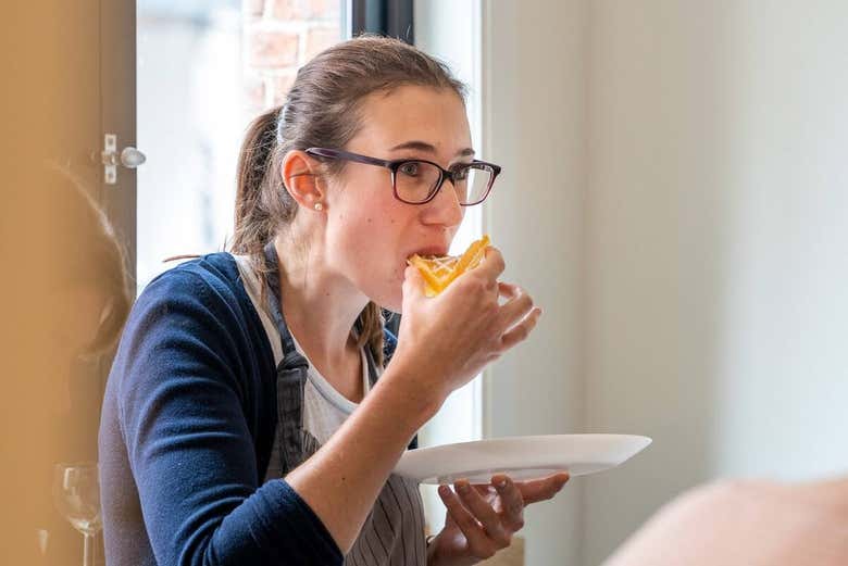 Assaporando un delizioso gaufre