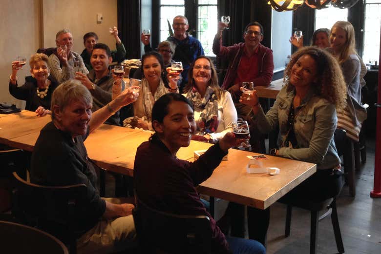 Degustando un'ottima birra belga