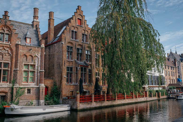 Bourgogne des Flandres está nas margens de um canal de Brujas