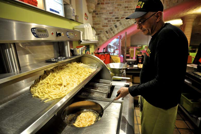 Friggendo le patate al Frietmuseum