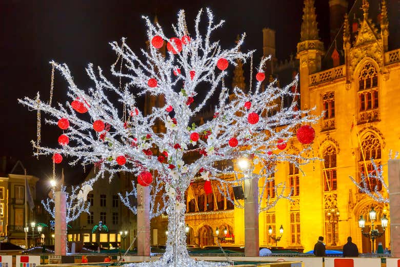 Árbol de Navidad frente al Ayuntamiento de Brujas