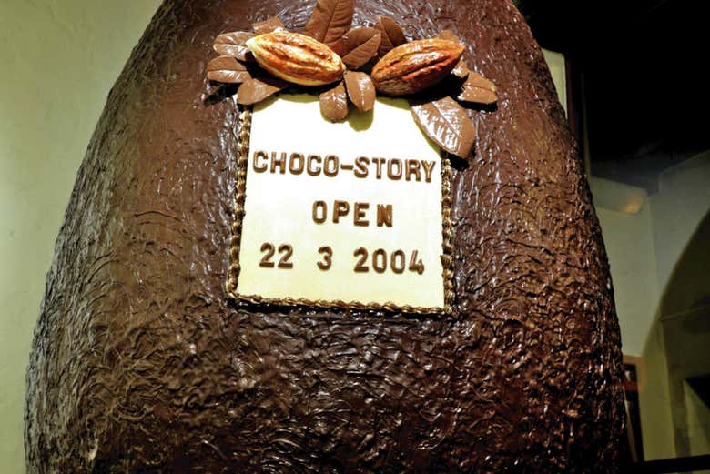 Uovo di cioccolato con l'anno di inagurazione del Choco Story