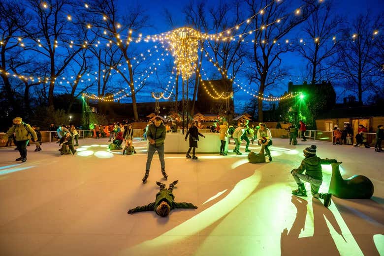 Pista de patinaje junto al lago Minnewater