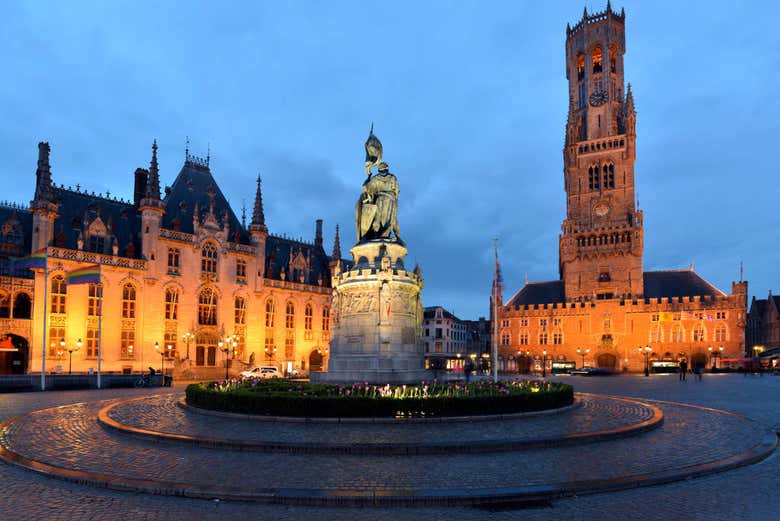 Plaza Grote Markt de Brujas iluminada