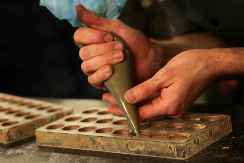 Preparando deliciosos chocolates