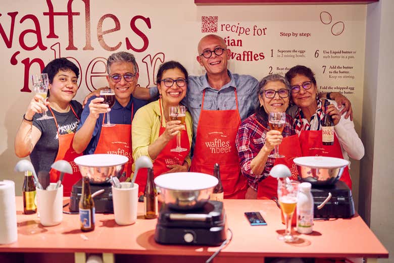 ¡Momento foto en el taller de gofres en Brujas!