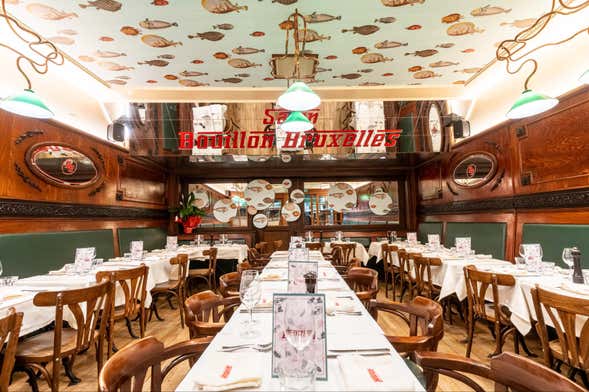 Comida o cena belga en el restaurante Bouillon Bruxelles