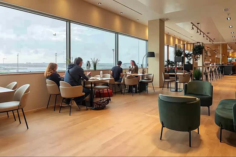 Contemplad la panorámica del aeropuerto en un ambiente exclusivo