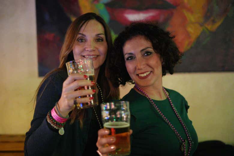 Tomando la afamada cerveza belga