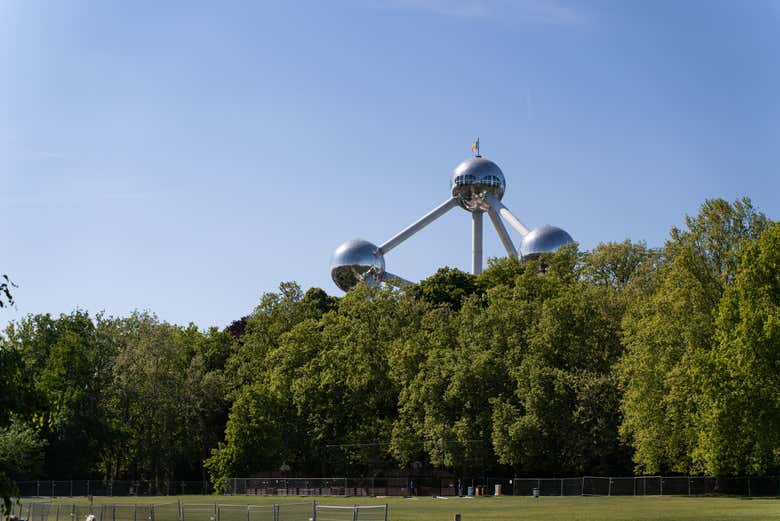 Haremos una parada para admirar el Atonium desde fuera