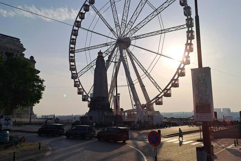 Pôr do sol sobre a roda-gigante de Bruxelas