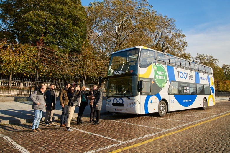Discover the city aboard an open-top bus!