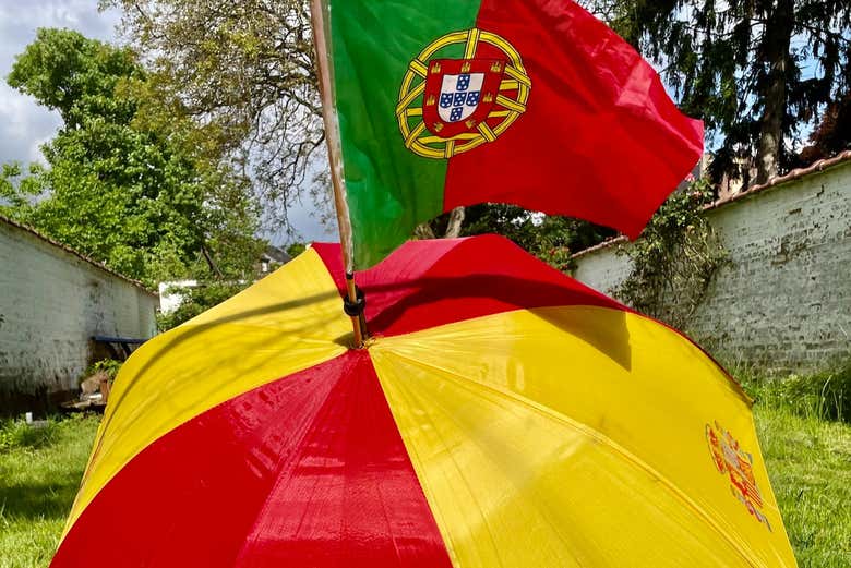 Você encontrará o guia com o guarda-chuva vermelho e amarelo