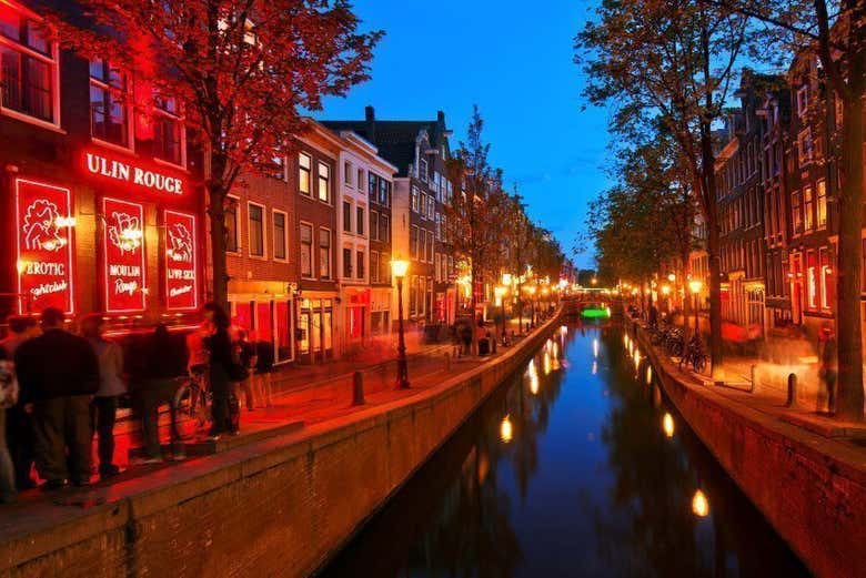 Il quartiere a luci rosse al tramonto