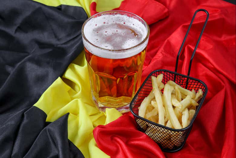 Patatas fritas y cerveza belga, todo un clásico