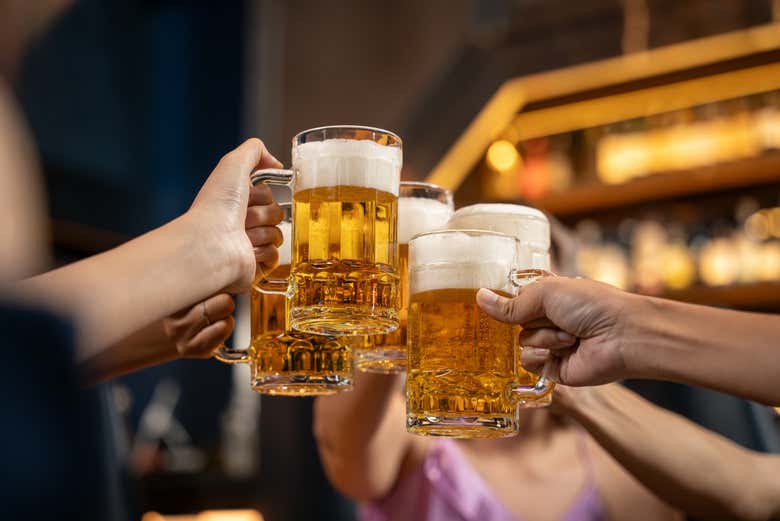 Brindando con jarras de cerveza belga