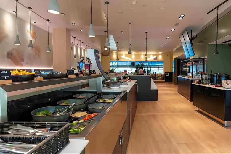 Saboread la variada selección de aperitivos en el buffet libre