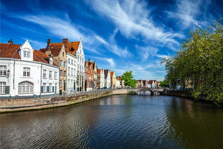 Casas flamencas a orillas de los canales de Brujas