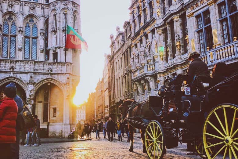 Un carruaje por las calles adoquinadas de Bruselas