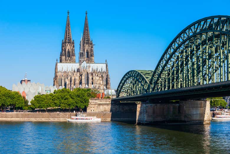 Puente Hohenzollernbrücke, con la catedral de Colonia al fondo