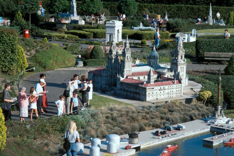 Catedral de Santiago no parque Mini-Europe