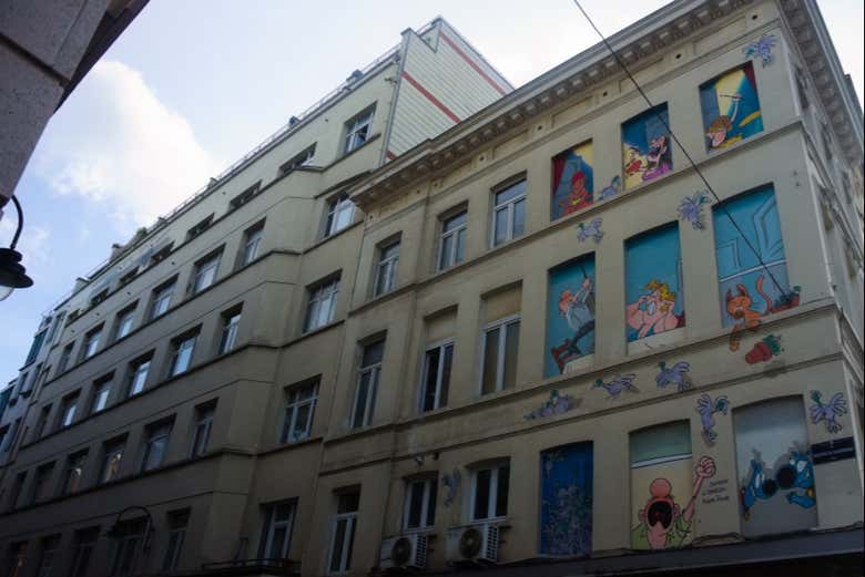 Edificio de Bruselas con un llamativo mural