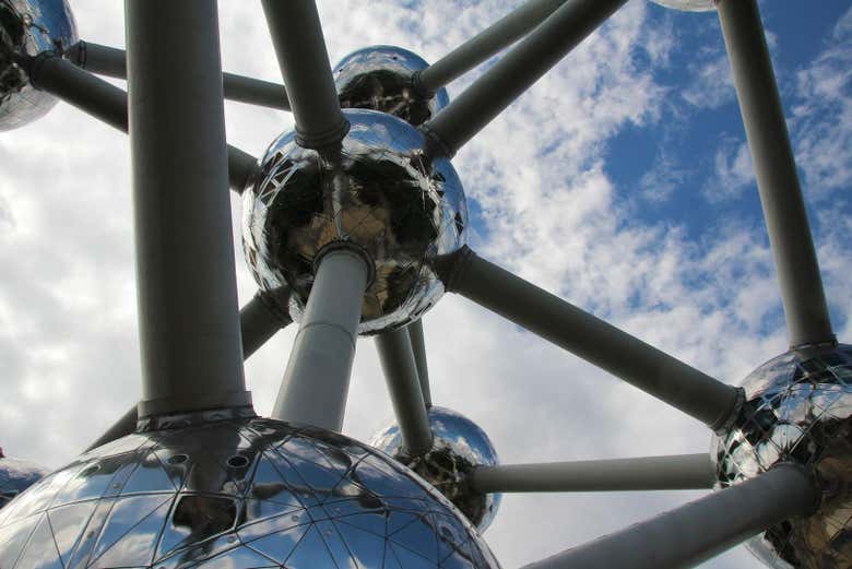 O Atomium tem 9 esferas