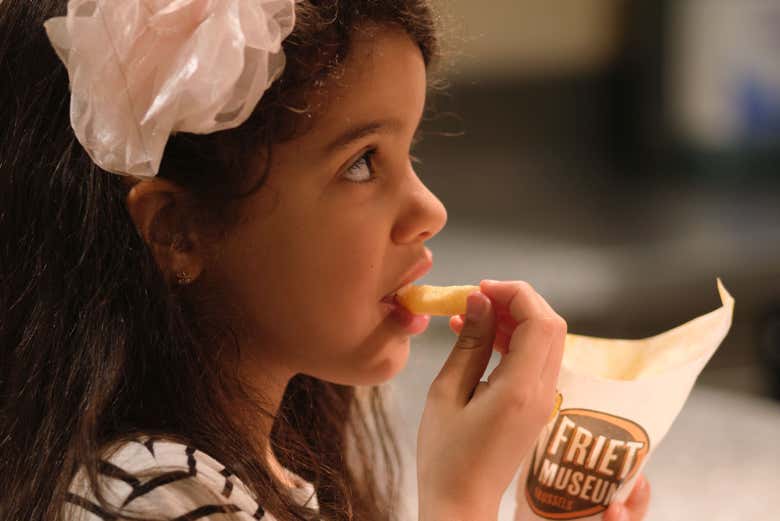 Tomando patatas fritas en el Frietmuseum de Bruselas
