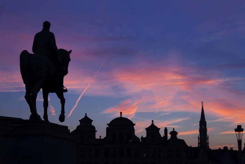 Sombras dos edifícios na noite de Bruxelas