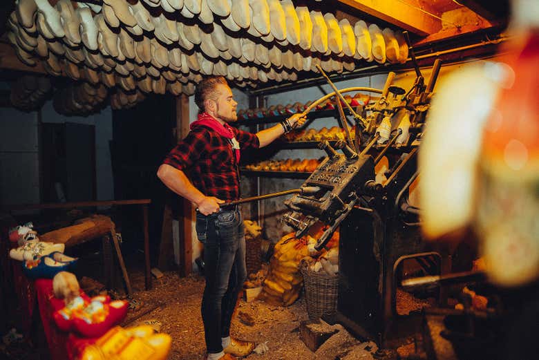 Dentro de la fábrica de zuecos de madera