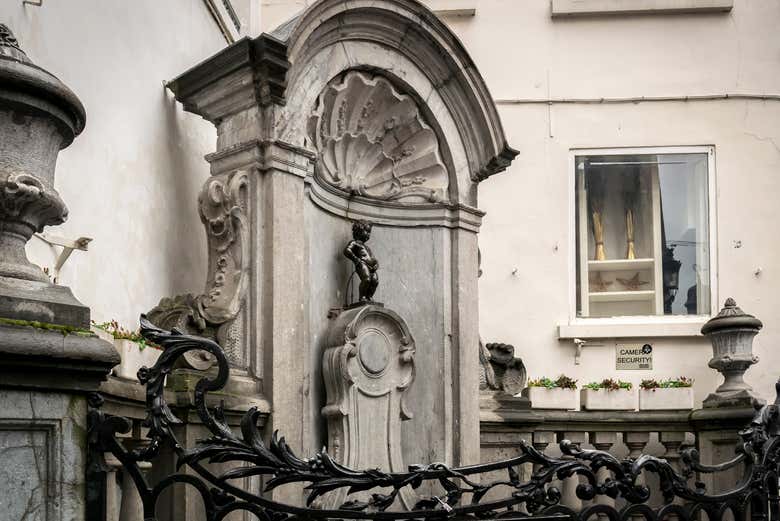 Obsevando o famoso Manneken Pis