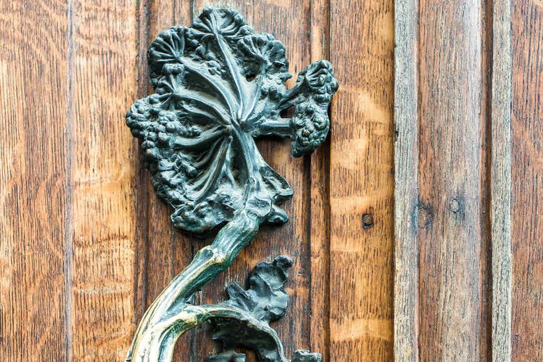 Detalhe de uma das fachadas projetadas por Jules Brunfaut